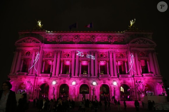 L'opéra Garnier illuminé en rose pour la soirée des 20 ans du Ruban rose, campagne internationale de sensibilisation pour la lutte contre le cancer du sein, organisée par la marque Estée Lauder.