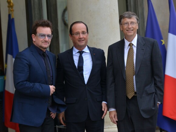 Le président de la république François Hollande avec Bono et Bill Gates à L'Elysée, le 10 octobre 2012.