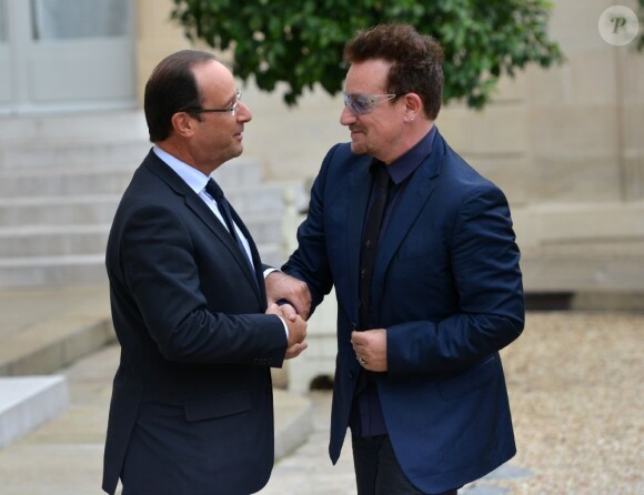 Le président de la république François Hollande avec Bono à L'Elysée, le 10 octobre 2012.