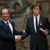 Paul McCartney décoré de la Légion d'honneur par le président français François Hollande à L'Elysée le 8 septembre 2012 à Paris