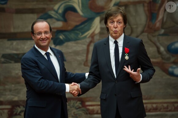 Paul McCartney décoré de la Légion d'honneur par le président français François Hollande à L'Elysée le 8 septembre 2012 à Paris