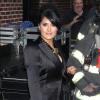 Salma Hayek glamour avec les pompiers de la ville de New York avant son apparition dans l'émission Late Show with David Letterman le 10 octobre.