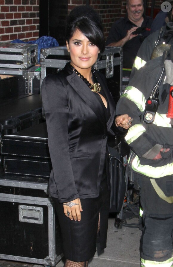 Salma Hayek glamour avec les pompiers de la ville de New York avant son apparition dans l'émission Late Show with David Letterman le 10 octobre.