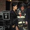 Salma Hayek joue les femmes fatales au milieu des pompiers de la ville de New York avant son apparition dans l'émission Late Show with David Letterman le 10 octobre.