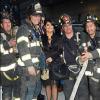 Salma Hayek prend la pose au milieu des pompiers de la ville de New York avant son apparition dans l'émission Late Show with David Letterman le 10 octobre.