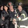 Salma Hayek pose de façon élégante avec les pompiers de la ville de New York avant son apparition dans l'émission Late Show with David Letterman le 10 octobre.