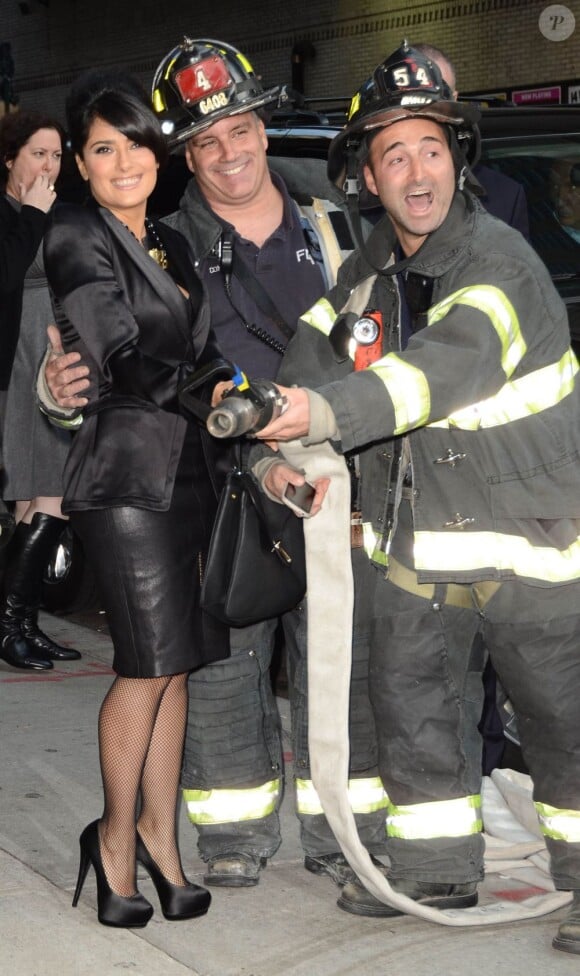 Salma Hayek pose de façon élégante avec les pompiers de la ville de New York avant son apparition dans l'émission Late Show with David Letterman le 10 octobre.