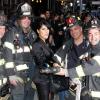 Salma Hayek au milieu des pompiers de la ville de New York avant son apparition dans l'émission Late Show with David Letterman le 10 octobre.