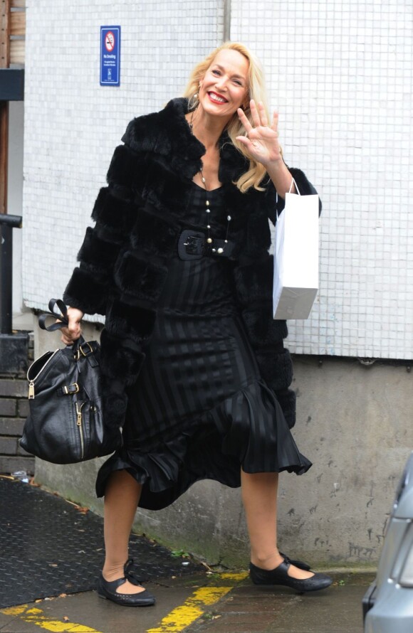 Jerry Hall sort d'un studio télé à Londres le 11 octobre 2012