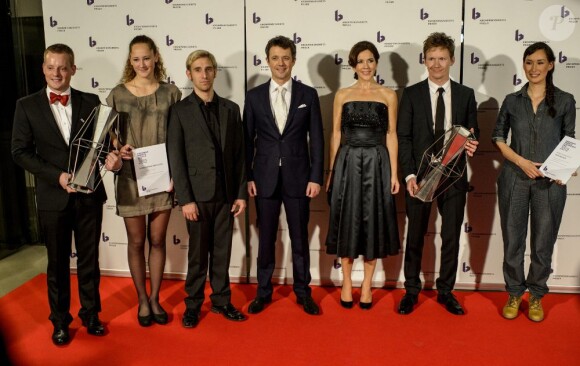 Le prince Frederik et la princesse Mary de Danemark, qui posent ici avec les lauréats, remettaient le 6 octobre 2012 les Prix du couple royal, à Sonderborg.
