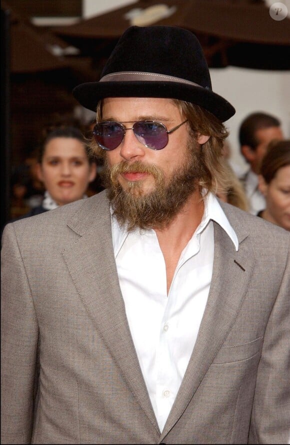 Brad Pitt, l'artiste, barbe, lunettes de soleil et chapeaux. 
Los Angeles, 6 juin 2002. 