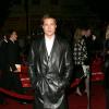 Brad Pitt ose la manteau en cuir. 
Los Angeles, 8 décembre 2004. 