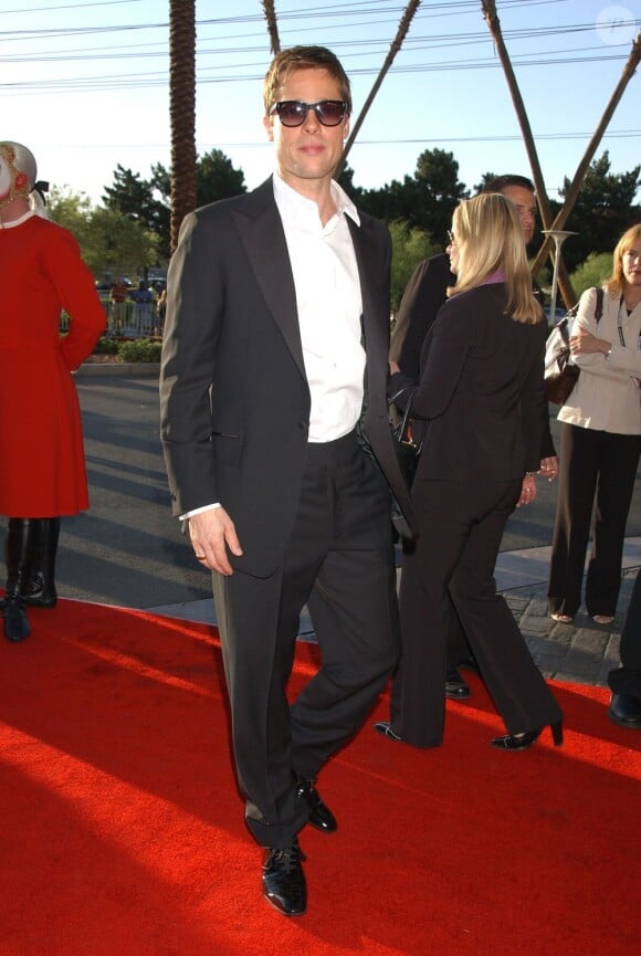 Brad Pitt, allure chic et décontactée, lunettes de soleil et chemise ouverte sur tapis rouge. 
Las Vegas, 6 juin 2007. 