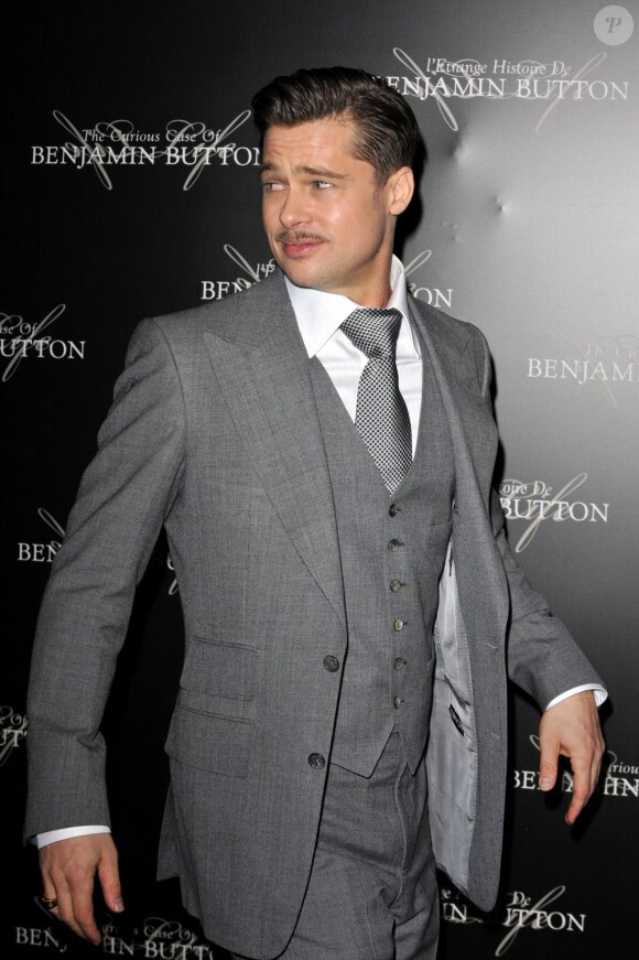 Brad Pitt, élégant arbore une petite moustache en complet veston gris, So chic !
Paris, 22 janvier 2009. 