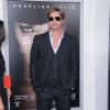 Brad Pitt, adore les lunettes et ose même les lunettes de soleil sur tapis rouge en costume trois pièces. 
Los Angeles, 19 juillet 2010.