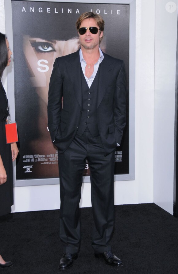 Brad Pitt, adore les lunettes et ose même les lunettes de soleil sur tapis rouge en costume trois pièces. 
Los Angeles, 19 juillet 2010.