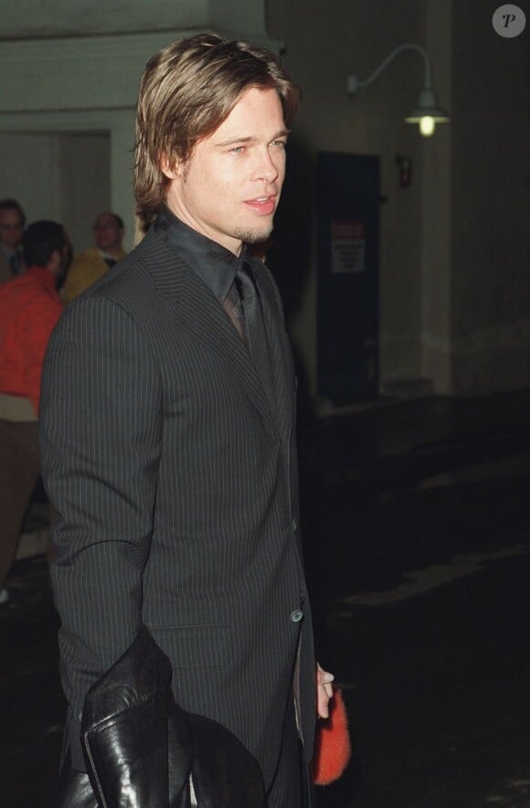 Brad Pitt, jeune dandy, cheveux longs, mais sage. 
Los Angeles, 21 février 2000. 