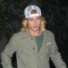 Brad Pitt période surfeur : des cheveux long et très blonds. 
Los Angeles, 9 octobre 2003.
