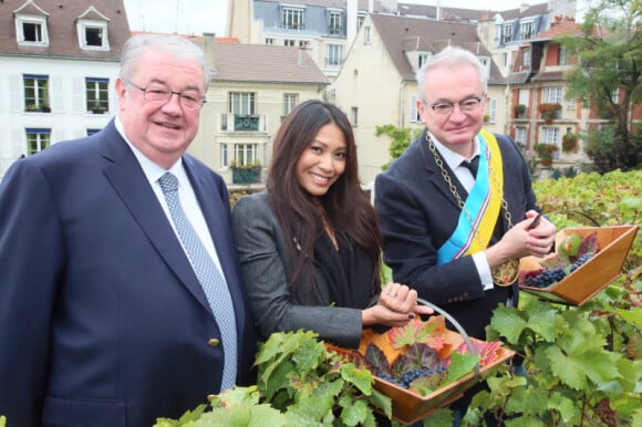 Le maire du XVIIIe arrondissement de Paris, Anggun et le critique gastronomique Jean-Luc Petitrenaud, à Paris, le samedi 13 octobre 2012 à l'occasion des vendanges.