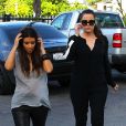 Kim et Khloé Kardashian vont prendre un café pendant le tournage de leur émission de télé-réalité à Miami. Le 13 octobre 2012.