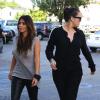 Kim et Khloé Kardashian vont prendre un café pendant le tournage de leur émission de télé-réalité à Miami. Le 13 octobre 2012.