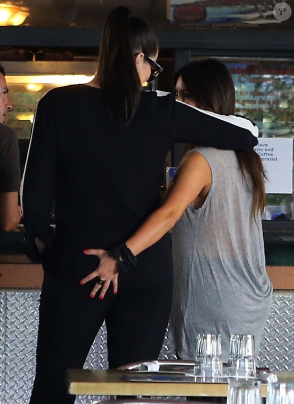 Kim Kardashian, taquine avec sa soeur Khloé à Miami. Le 13 octobre 2012.