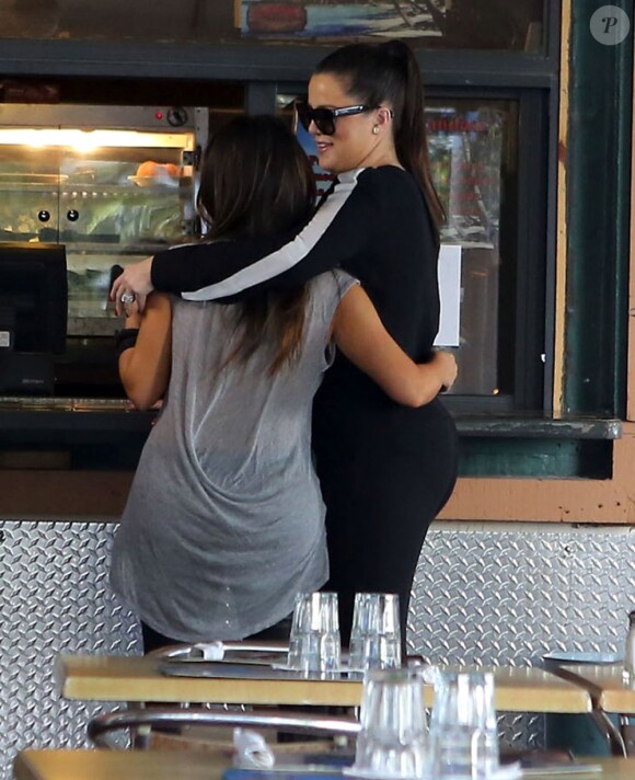 Kim et Khloé Kardashian, deux soeurs complices sur le tournage de leur émission de télé-réalité à Miami. Le 13 octobre 2012