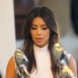 Kim Kardashian, moulée à l'extrême dans un pantalon en cuir Jean-Claude Jitrois, se rend chez un revendeur Vespa à Miami. Le 13 octobre 2012.
