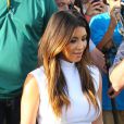 Kim Kardashian quitte une boutique Vespa, suivie par les caméras de Keeping Up With The Kardashians. Miami, le 13 octobre 2012.