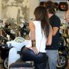 Kim Kardashian, moulée à l'extrême dans un pantalon en cuir Jean-Claude Jitrois, se rend chez un revendeur Vespa à Miami. Le 13 octobre 2012.