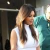 Kim Kardashian quitte une boutique Vespa, suivie par les caméras de Keeping Up With The Kardashians. Miami, le 13 octobre 2012.