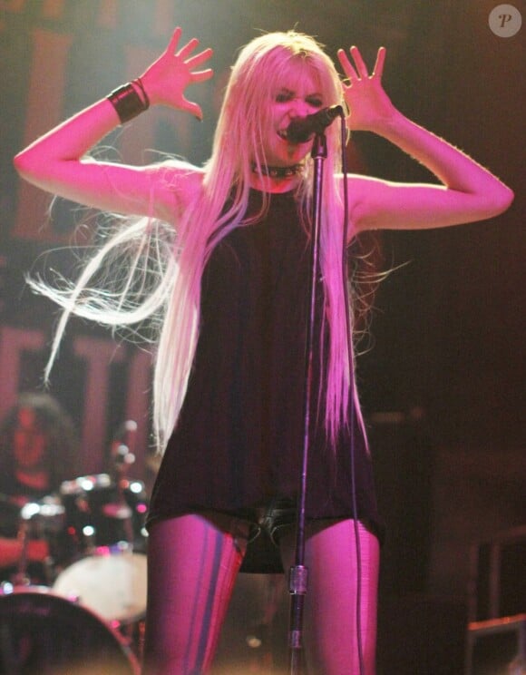 Taylor Momsen en concert à Vancouver avec son groupe The Pretty Reckless le 18 mars 2012.