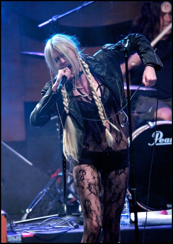 Taylor Momsen en concert avec The Pretty Reckless à Madrid le 7 juillet 2011.