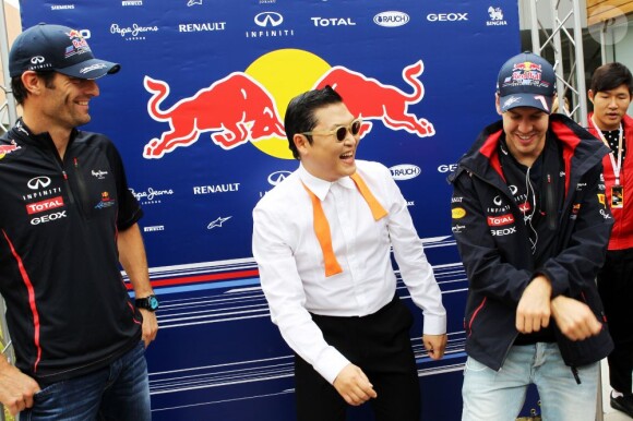 Mark Webber et Sebastian Vettel se sont mis à danser le très improbable Gangnam Style avec son non moins probable auteur, Psy à l'issue du Grand Prix de Corée à Yeongam le 14 octobre 2012 où ils ont respectivement terminé second et premier.