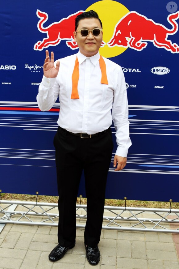 Mark Webber et Sebastian Vettel se sont mis à danser le très improbable Gangnam Style avec son non moins probable auteur, Psy à l'issue du Grand Prix de Corée à Yeongam le 14 octobre 2012 où ils ont respectivement terminé second et premier.