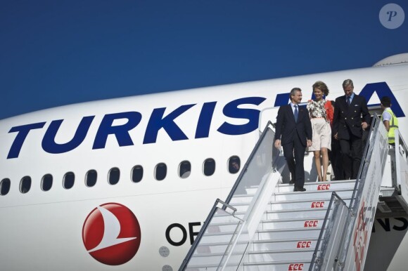 Le prince Philippe et la princesse Mathilde de Belgique à leur arrivée à l'aéroport Ataturk d'Istanbul le 15 octobre lors de leur visite officielle en Turquie, du 15 au 19 octobre 2012.