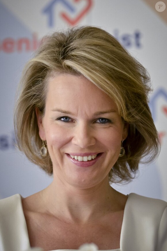 La princesse Mathilde de Belgique en visite dans une maison de repos d'Istanbul le 17 octobre, lors de sa visite officielle avec le prince Philippe en Turquie, du 15 au 19 octobre 2012.