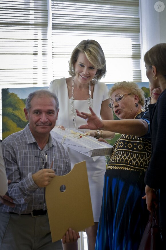La princesse Mathilde de Belgique en visite dans une maison de repos d'Istanbul le 17 octobre, lors de sa visite officielle avec le prince Philippe en Turquie, du 15 au 19 octobre 2012.