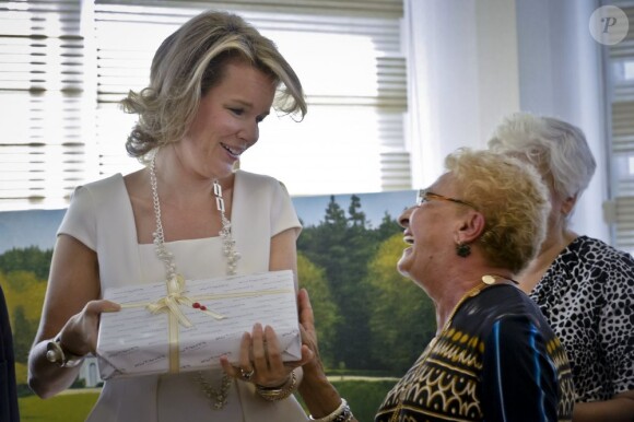 La princesse Mathilde de Belgique en visite dans une maison de repos d'Istanbul le 17 octobre, lors de sa visite officielle avec le prince Philippe en Turquie, du 15 au 19 octobre 2012.