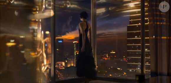 Capture écran du nouveau spot publicitaire Chanel N°5 dont Brad Pitt est l'ambassadeur et dans lequel on peut voir une femme brune qui semble ressembler à Angelina Jolie.