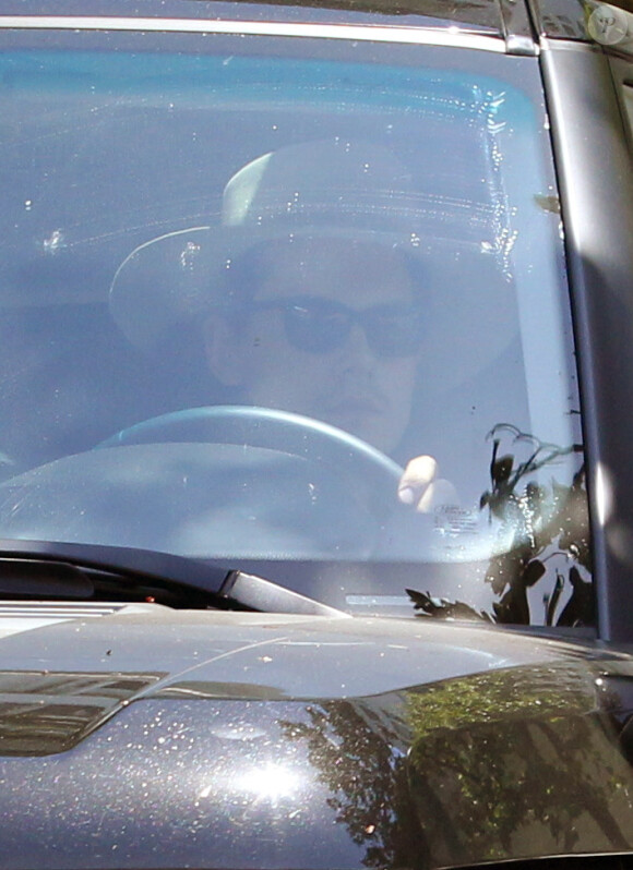 Le chanteur John Mayer à la sortie du parking de l'immeuble de Katy Perry à Los Angeles le 12 août 2012.