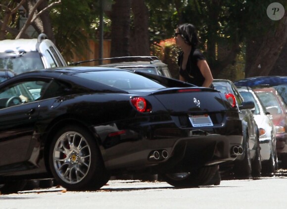 John Mayer raccompagne au petit matin la chanteuse Katy Perry chez elle à Los Angeles le 2 août 2012.