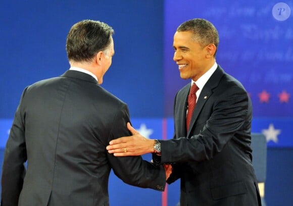 Barack Obama et Mitt Romney lors du deuxième débat télévisé pour l’élection présidentielle américaine le 17 octobre 2012.