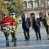 Le prince Albert II de Monaco, qui dépose ici une gerbe sur la tombe du soldat inconnu, à Varsovie le 17 octobre 2012, au premier jour de sa visite officielle de trois jours en Pologne avec Charlene.
