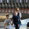Kate Hudson arrive à Paris avec ses fils Ryder et Bingham et tente de faire profil bas. Aéroport Paris Charles de Gaulles, le 18 octobre 2012