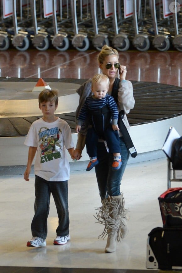 Kate Hudson arrive à Paris avec ses fils Ryder et Bingham et tente de faire profil bas. Aéroport Paris Charles de Gaulles, le 18 octobre 2012