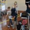 Maman lookée, Kate Hudson arrive à Paris avec ses fils Ryder et Bingham. Aéroport Paris Charles de Gaulles, le 18 octobre 2012