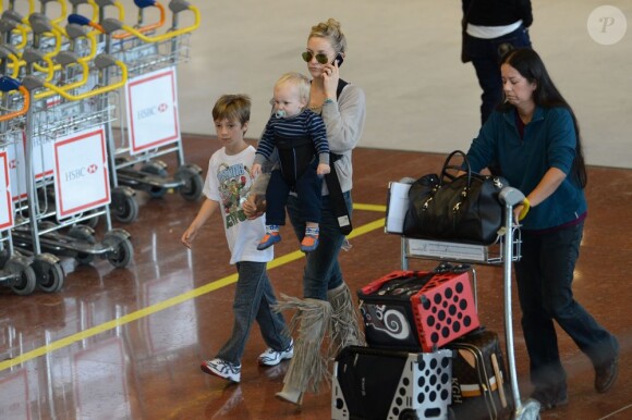 Maman lookée, Kate Hudson arrive à Paris avec ses fils Ryder et Bingham. Aéroport Paris Charles de Gaulles, le 18 octobre 2012