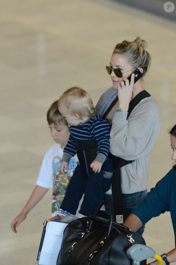 Kate Hudson ne passe pas incognito dès son arrivée à Paris avec ses fils Ryder et Bingham. Aéroport Paris Charles de Gaulles, le 18 octobre 2012