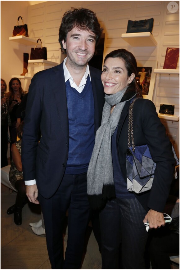 Antoine Arnault et la journaliste Daphné Roulier à la présentation de la collection Prismick de Roger Vivier, à Paris le 18 octobre 2012.